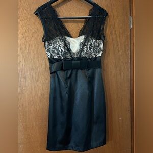 BCX Black and White Sleeveless V-Neck Sheath Dress